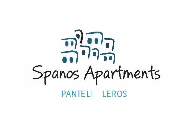 Spanos Apartments - Panteli في Panteli: وجود لافته للشقق الاصنصيره مع سحب مبنى