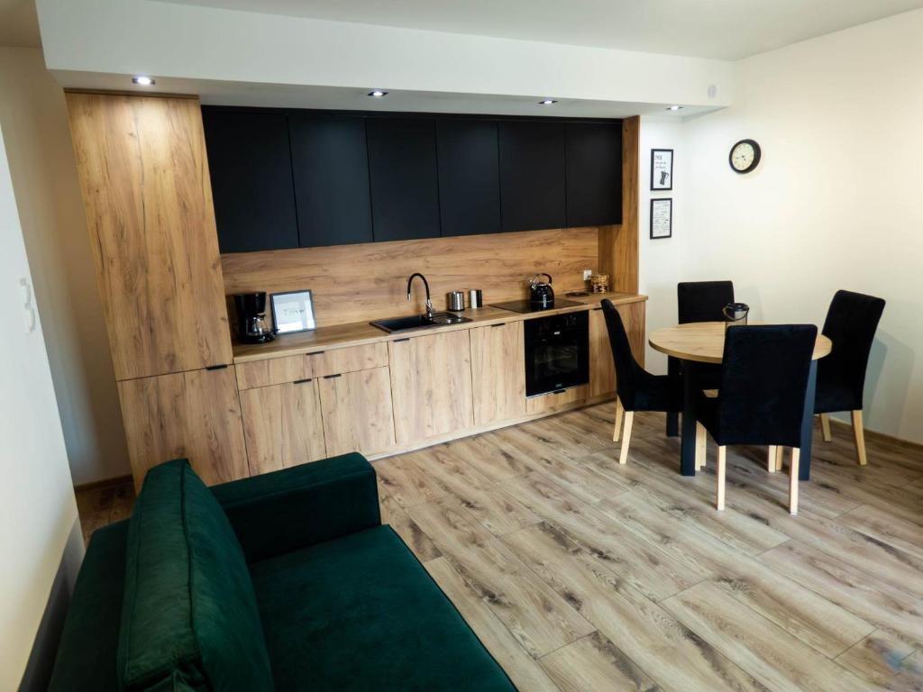 Il comprend un salon avec un canapé et une table. dans l'établissement Apartament Flat 33 Suwałki, à Suwałki