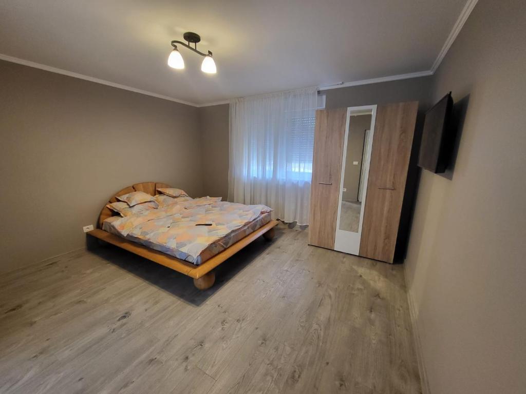 ein Schlafzimmer mit einem Bett und einem TV in der Unterkunft Casa Berzelor in Sînmartin