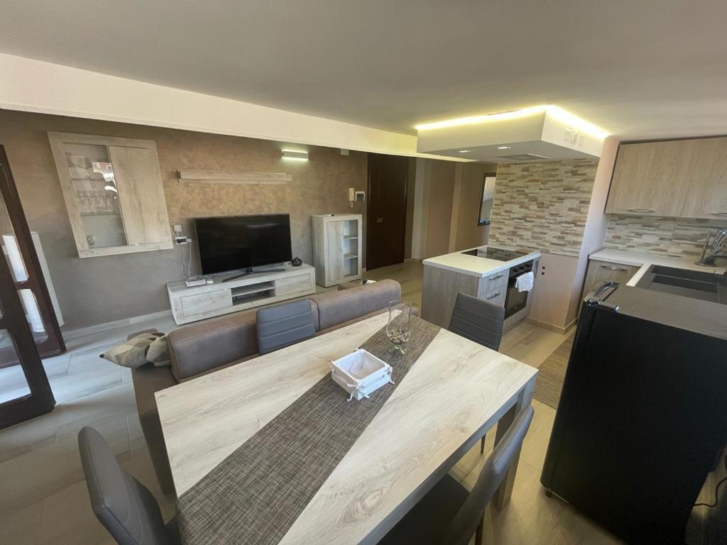 cocina y sala de estar con mesa y sofá en GG Apartment, en Agropoli