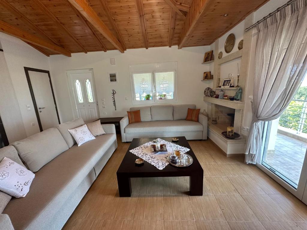 ein Wohnzimmer mit einem Sofa und einem Couchtisch in der Unterkunft Vaso's Paradise in Eretria