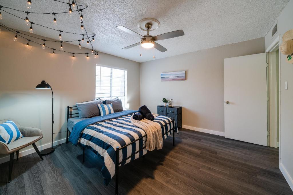 a bedroom with a bed and a ceiling fan at Austin - Down by the Sea - 1 br Apt near SoCo in Austin