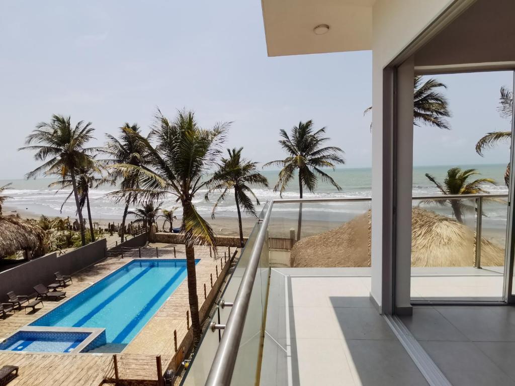 desde el balcón de una casa con vistas a la playa en Dúplex de lujo con vista al mar, en San Bernardo del Viento