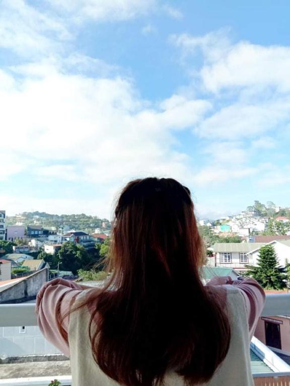 Cảnh núi rừng hoặc tầm nhìn ra núi từ chỗ nghỉ nhà dân