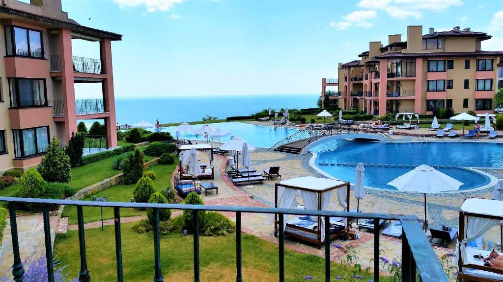 vista para uma piscina num resort em Sea view apartment Kaliakria resort em Topola