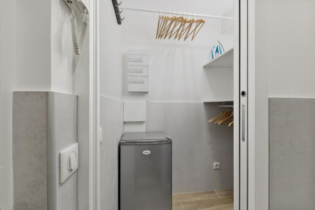 a bathroom with a washer and dryer in a room at Cannes NG - Appartement à 10 mn du Palais des Festivals in Cannes