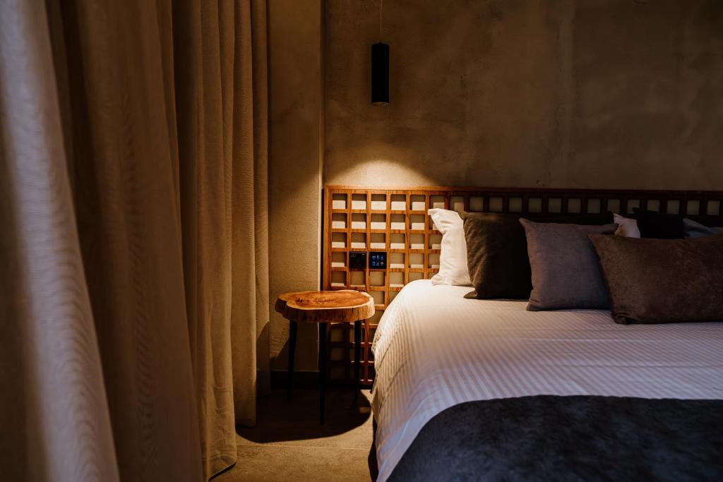 Postel nebo postele na pokoji v ubytování Cavo Zoe Seaside Hotel