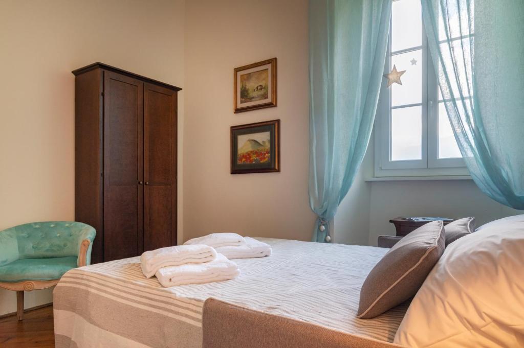 - une chambre avec un lit et des serviettes dans l'établissement Palazzo Branca - Unique experience, à Brissago