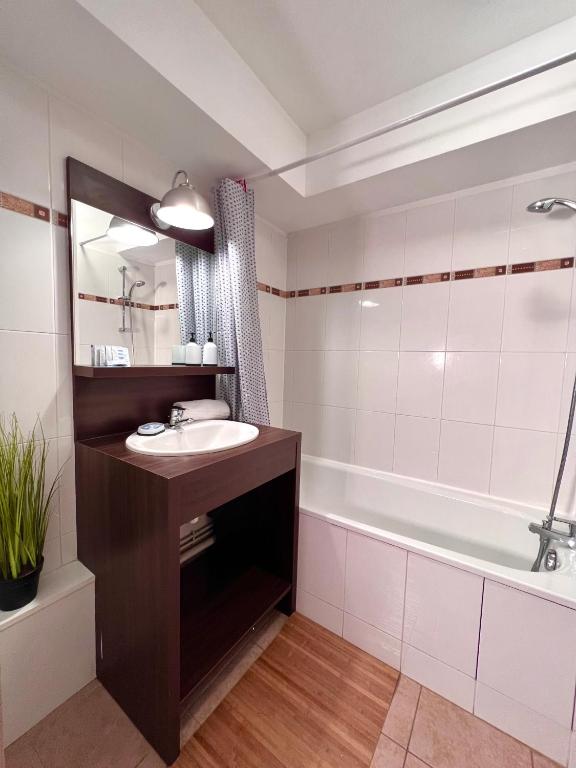 W łazience znajduje się umywalka i wanna. w obiekcie C016 Appartement 10 MIN de Disneyland Paris w mieście Montévrain