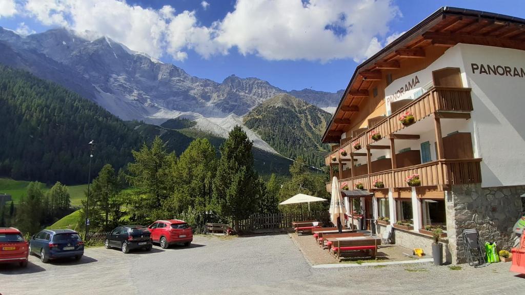 Nespecifikovaný výhled na hory nebo výhled na hory při pohledu z hotelu
