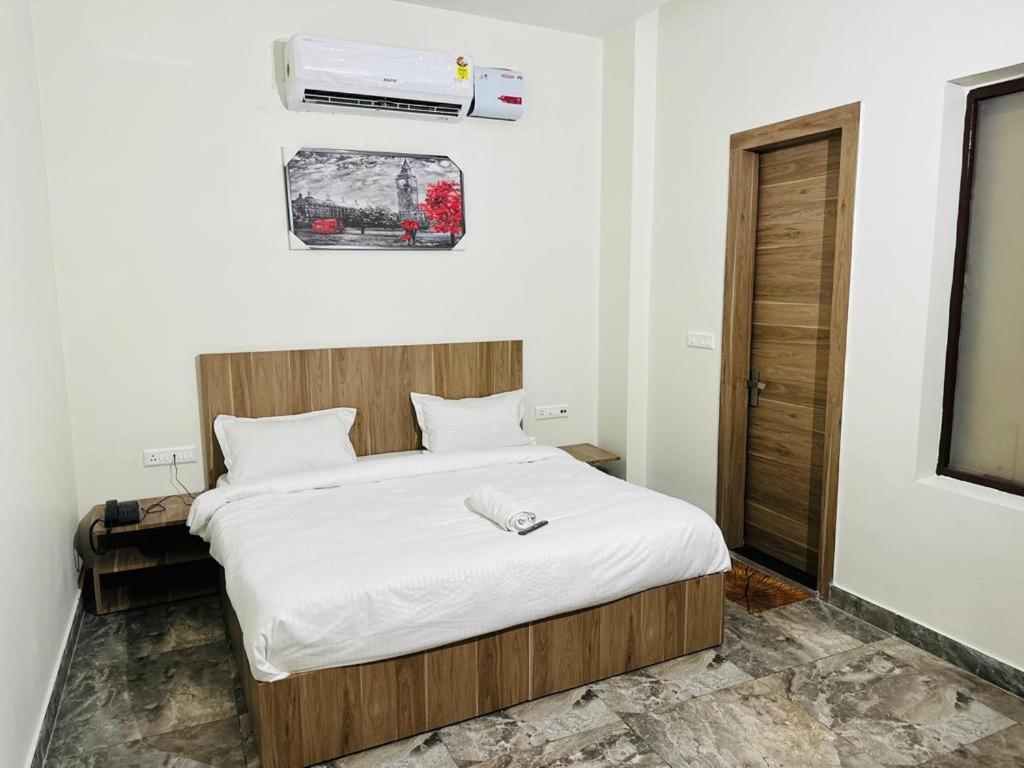 Postel nebo postele na pokoji v ubytování HOTEL SKYZ