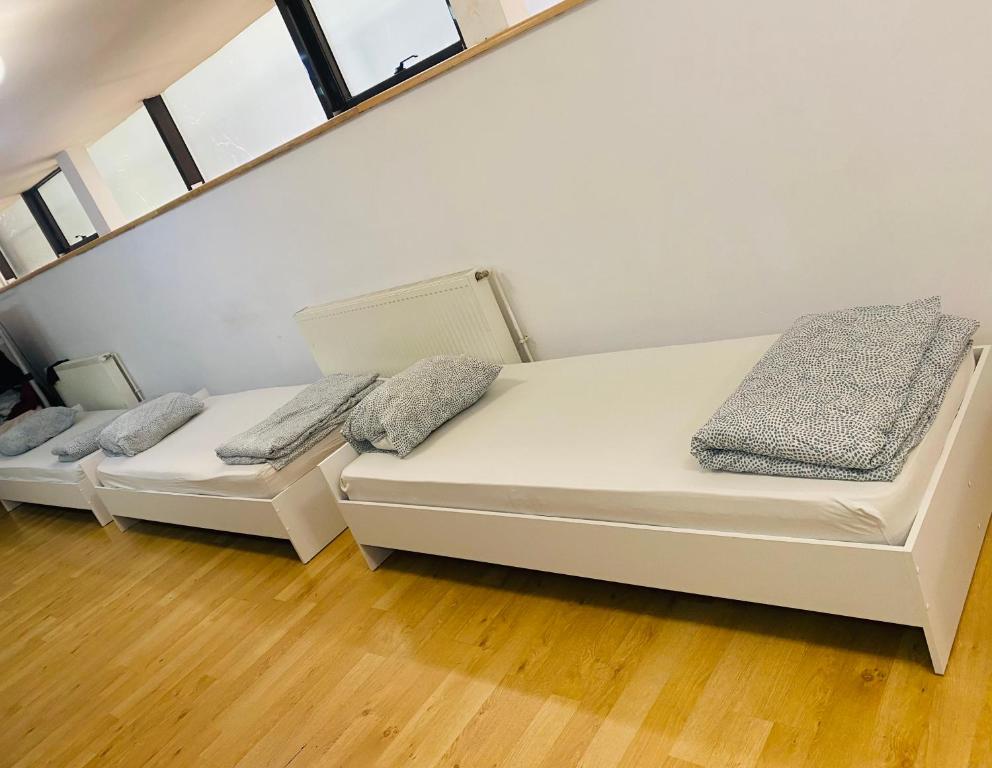 Postel nebo postele na pokoji v ubytování A.G ROMANA HOSTEL