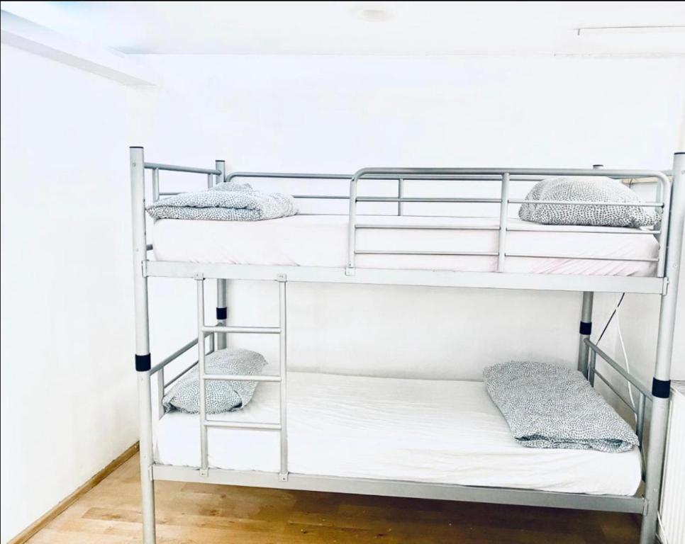 Postel nebo postele na pokoji v ubytování A.G ROMANA HOSTEL