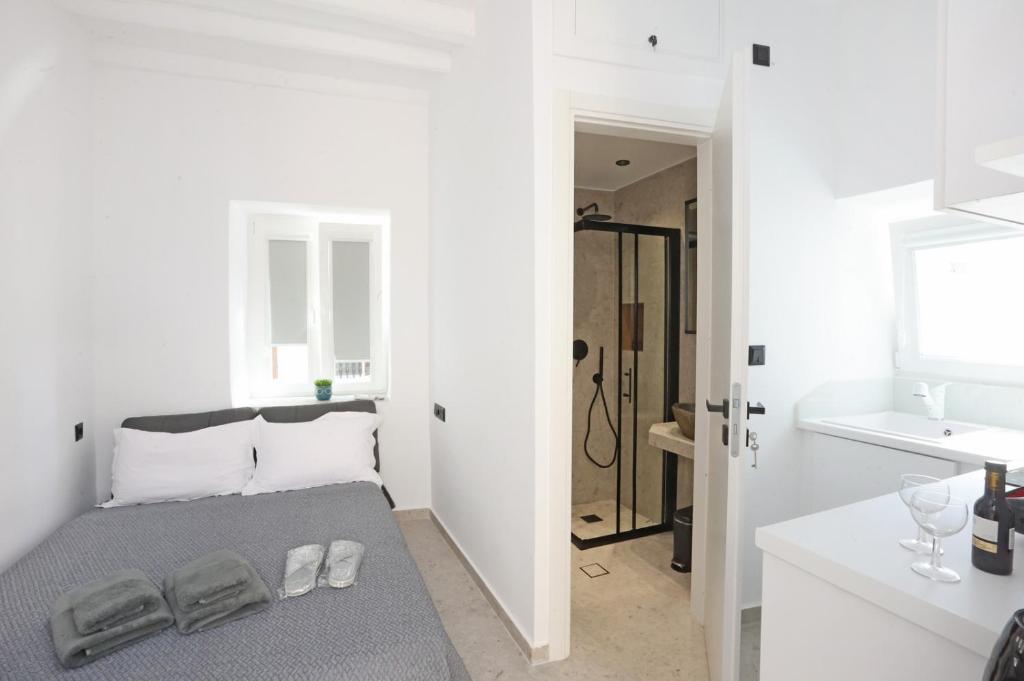 Postel nebo postele na pokoji v ubytování Cozy By Syros Bnb
