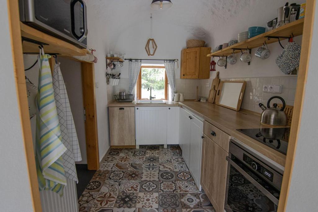 Kuchyň nebo kuchyňský kout v ubytování Chalupa Nový Vojířov čp. 27