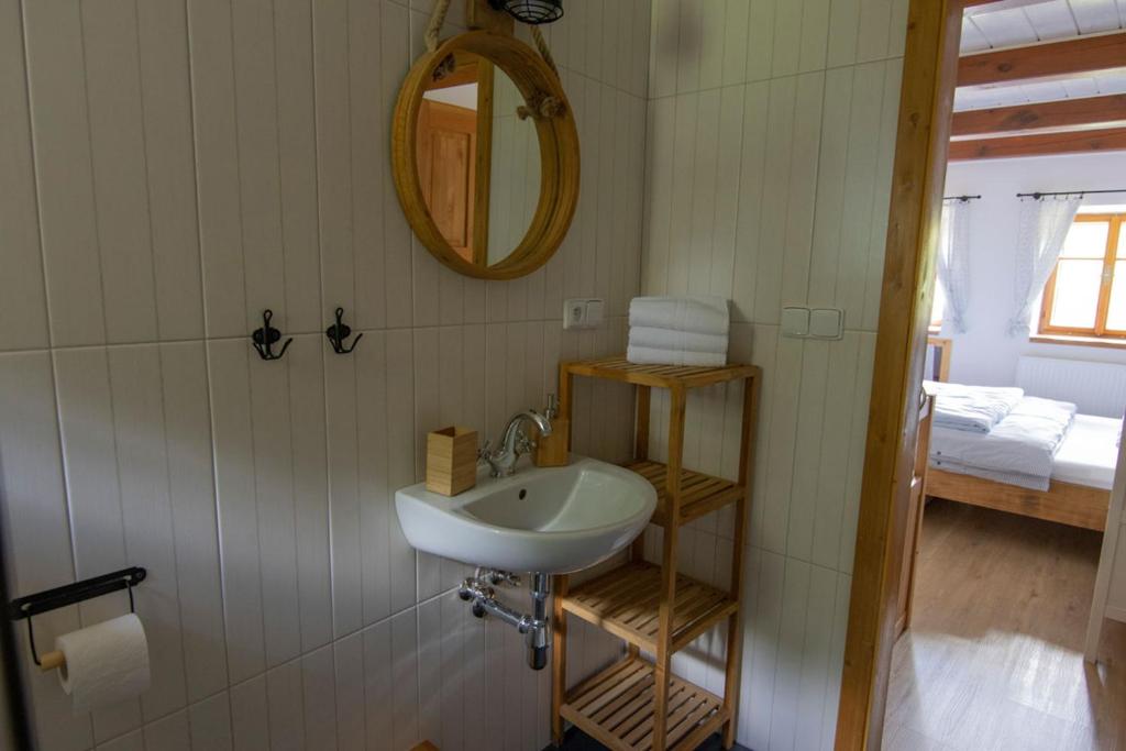 Postel nebo postele na pokoji v ubytování Chalupa Nový Vojířov čp. 27