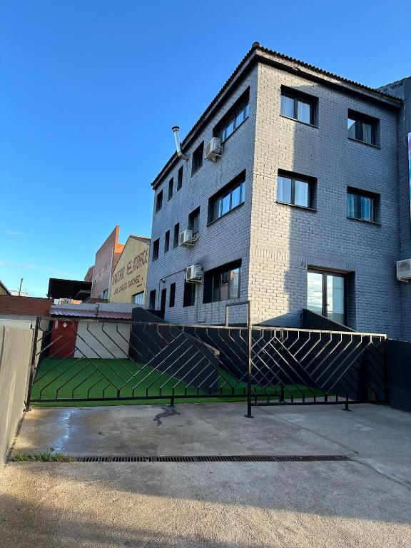 a tall building with a ramp in front of it at Apartamentos EL SOHO INDUSTRIAL in Ávila