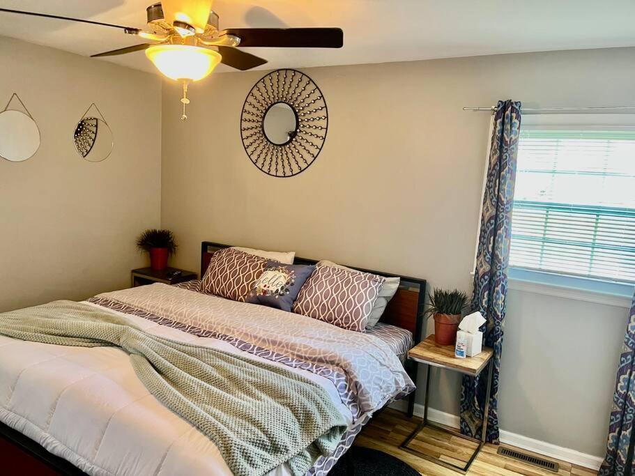 una camera con letto e ventilatore a soffitto di Reed Legacy, LLC Home a Newark