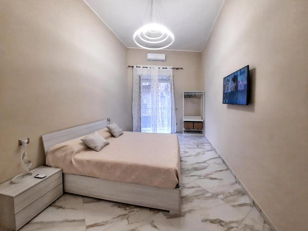 - une chambre avec un grand lit et une grande fenêtre dans l'établissement Re Ferdinando Apartment, à Naples