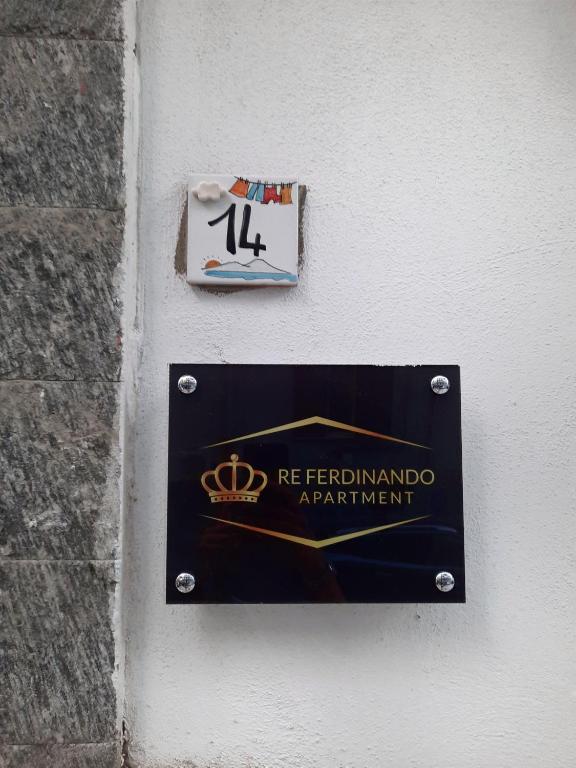Certifikát, ocenenie alebo iný dokument vystavený v ubytovaní Re Ferdinando Apartment