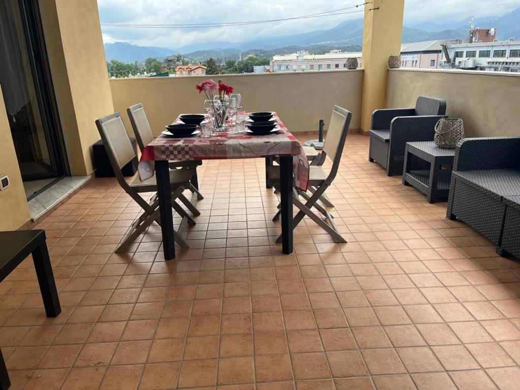 een tafel en stoelen op een balkon met uitzicht bij Musto House in Albenga