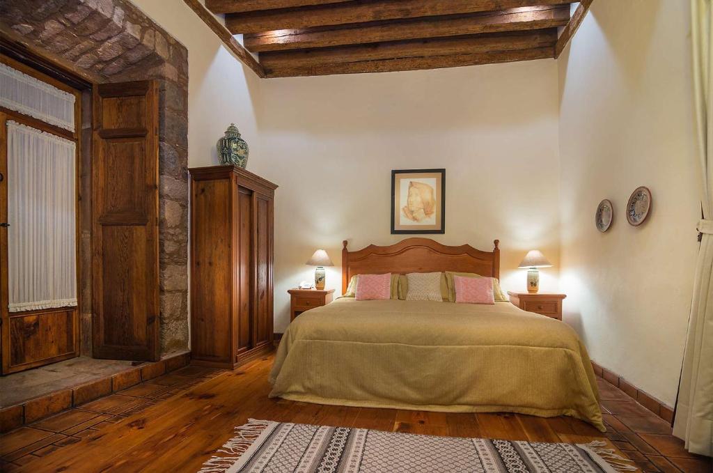 Postel nebo postele na pokoji v ubytování Hotel Casa del Naranjo