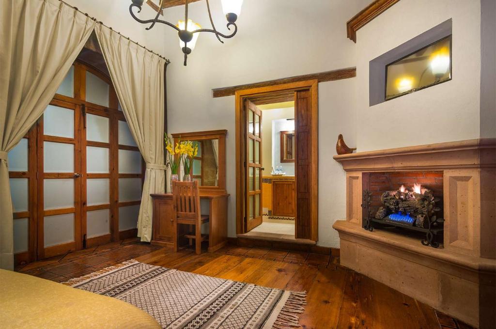 TV a/nebo společenská místnost v ubytování Hotel Casa del Naranjo