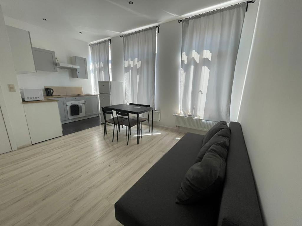 - un salon avec un canapé et une table dans l'établissement Apartment Brussels 1, à Bruxelles