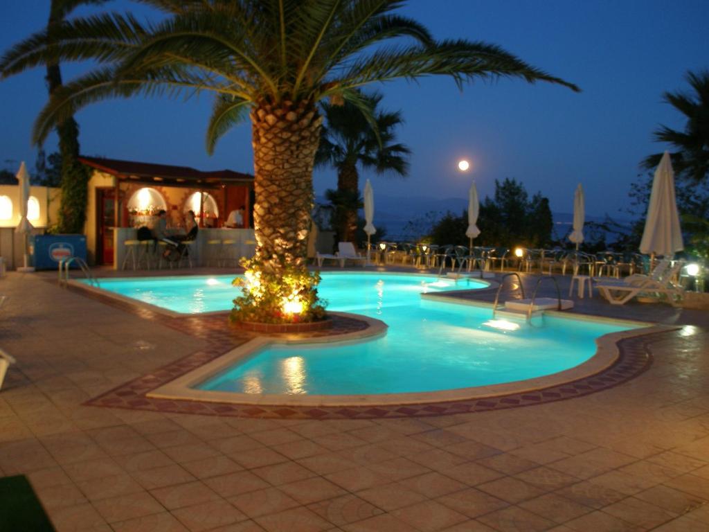 Bazén v ubytování Tolon Holidays Hotel nebo v jeho okolí