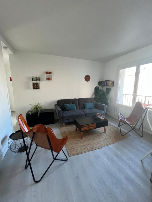 a living room with a couch and two chairs at Vivez proche du port de plaisance - 2 chambres - Calme in Le Havre