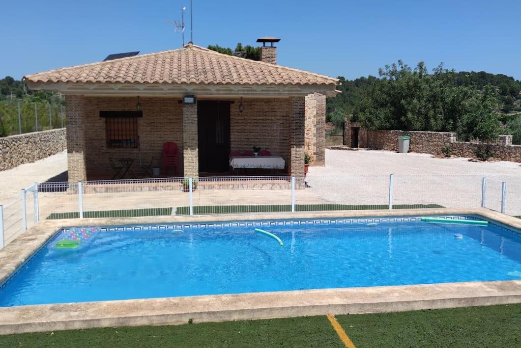 una piscina frente a una casa en Casa El Calderon, en Chella