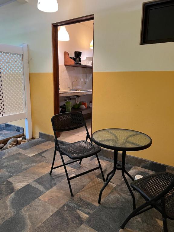TV a/nebo společenská místnost v ubytování Cabinas El Colibri