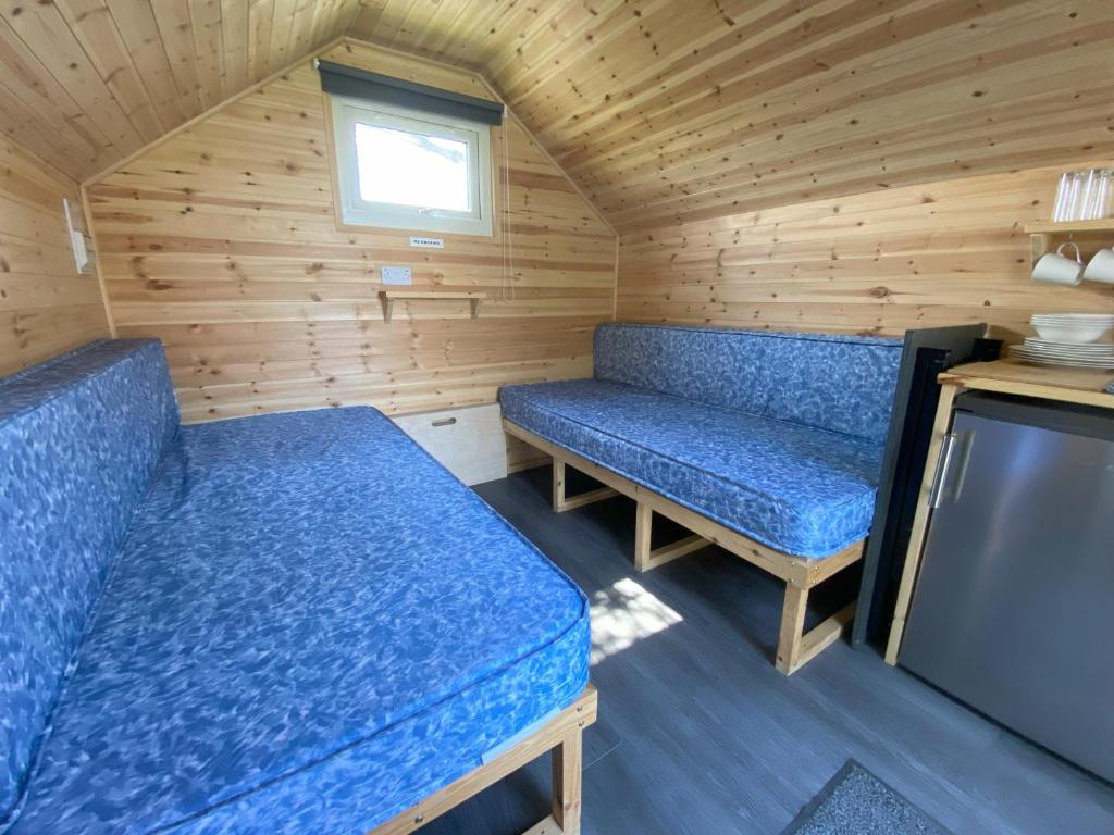 Posezení v ubytování Cow Close Camping Pods