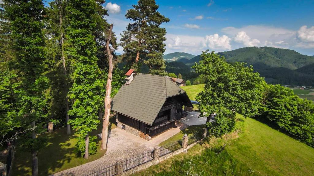 una vista aérea de una casa en una colina con árboles en VILA HELENA, en Velenje