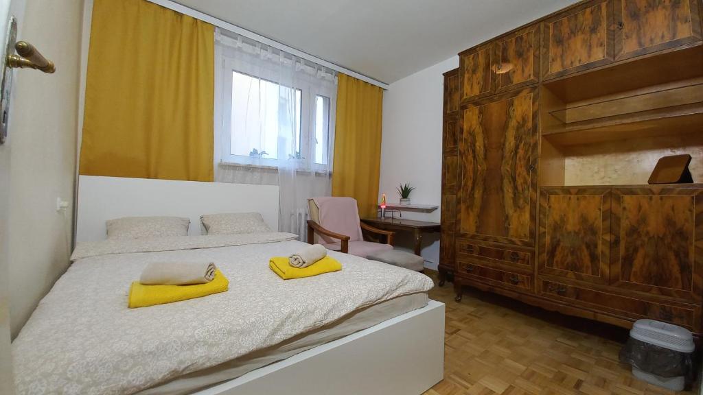 een slaapkamer met een bed met gele handdoeken erop bij ivory house ( SOLEC ) in Warschau