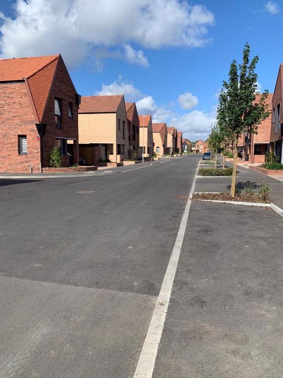 una calle vacía en una ciudad con casas en G2 Luxury Rooms in a Shared House, en Basildon