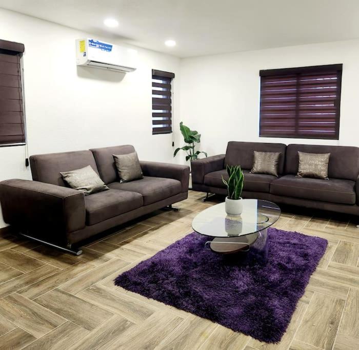Sala de estar con 2 sofás y mesa en Departamento Pitagoras No 2 en Ciudad Juárez