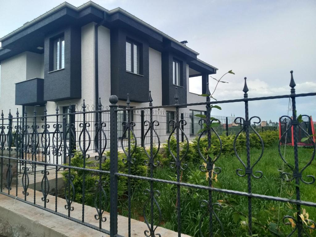 uma cerca preta em frente a uma casa em MİRAY SUİTE VİLLA em Trebizonda