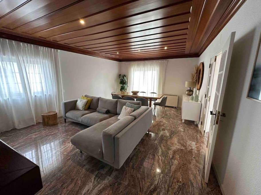 uma sala de estar com um sofá e uma mesa em Adraga Beach&Village House em Colares