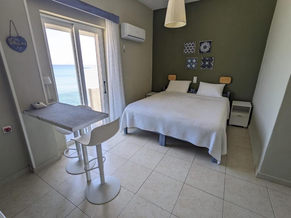 Posteľ alebo postele v izbe v ubytovaní Pillbox Seafront Studios and Apartments
