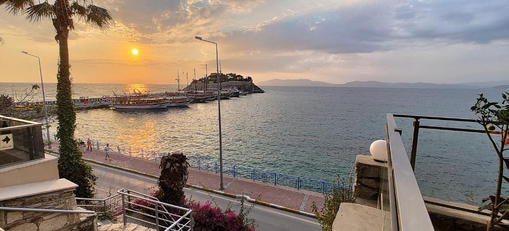 vistas al océano con barcos en el agua en Amazing Seaview Flat en Kusadası