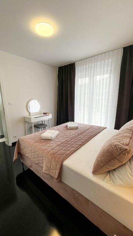 Posteľ alebo postele v izbe v ubytovaní Sunshine House Makarska with Free Beach Parking