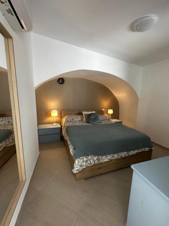 1 dormitorio con 1 cama y 2 lámparas en 2 mesas en CASA MARIA, en Cetara