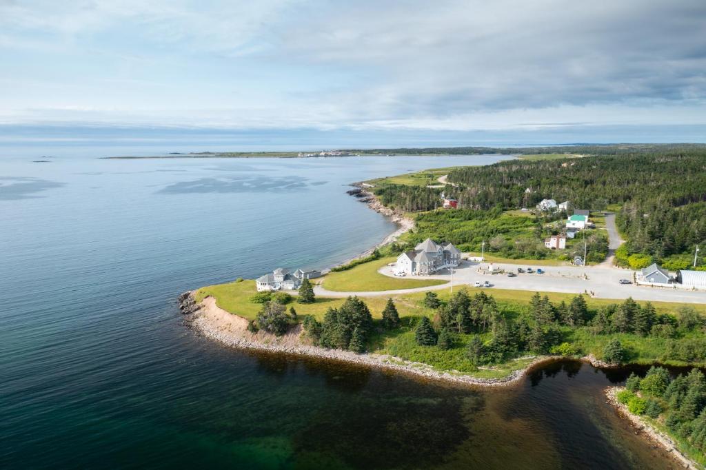 uma vista aérea de uma ilha na água em North Star Beach Suites em Louisbourg