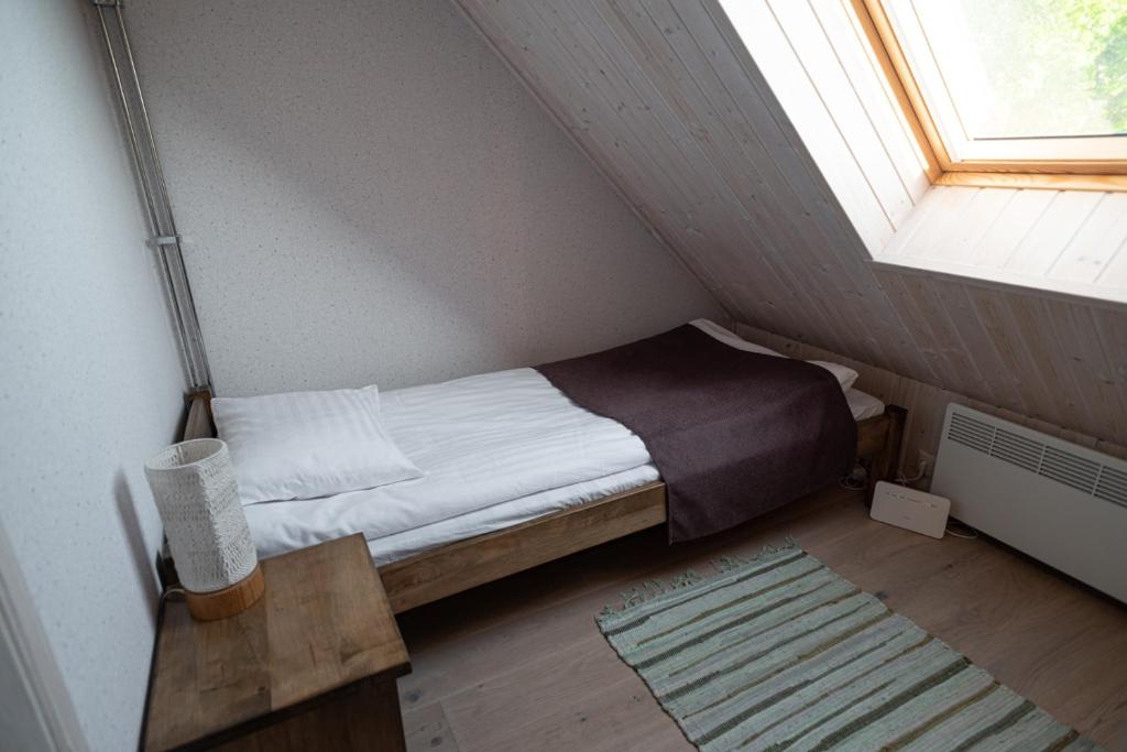 Postel nebo postele na pokoji v ubytování Kernuti House