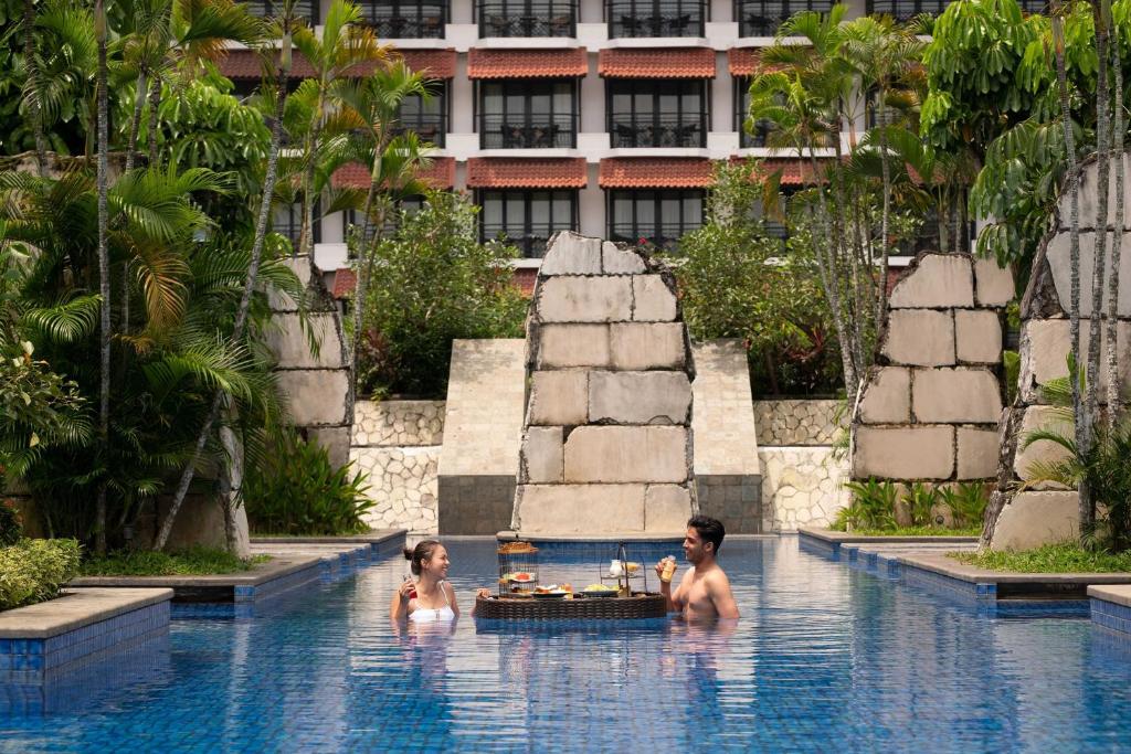 Bazén v ubytování Mustika Yogyakarta Resort and Spa nebo v jeho okolí