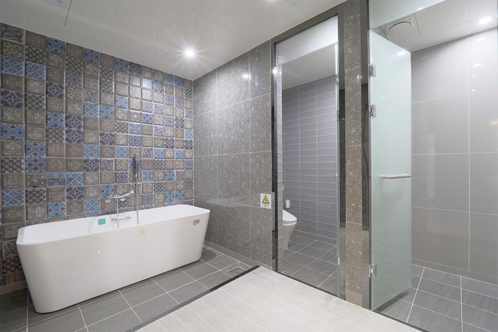 Koupelna v ubytování HOTEL YUNA Business