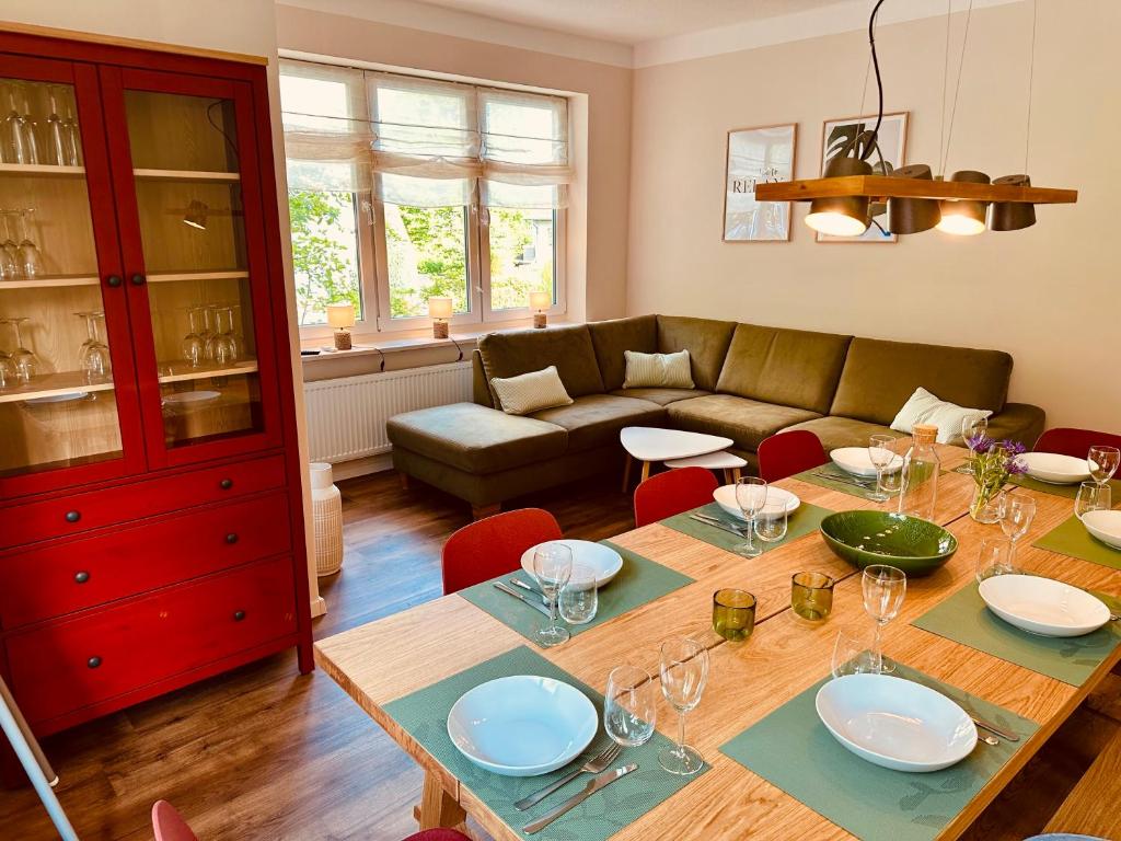 a living room with a table and a couch at Ferienwohnung Kaiserglück in Goslar