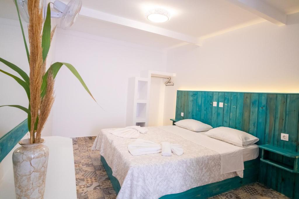 1 dormitorio con 1 cama con toallas en Ta Kymata Karpathos en Kárpatos