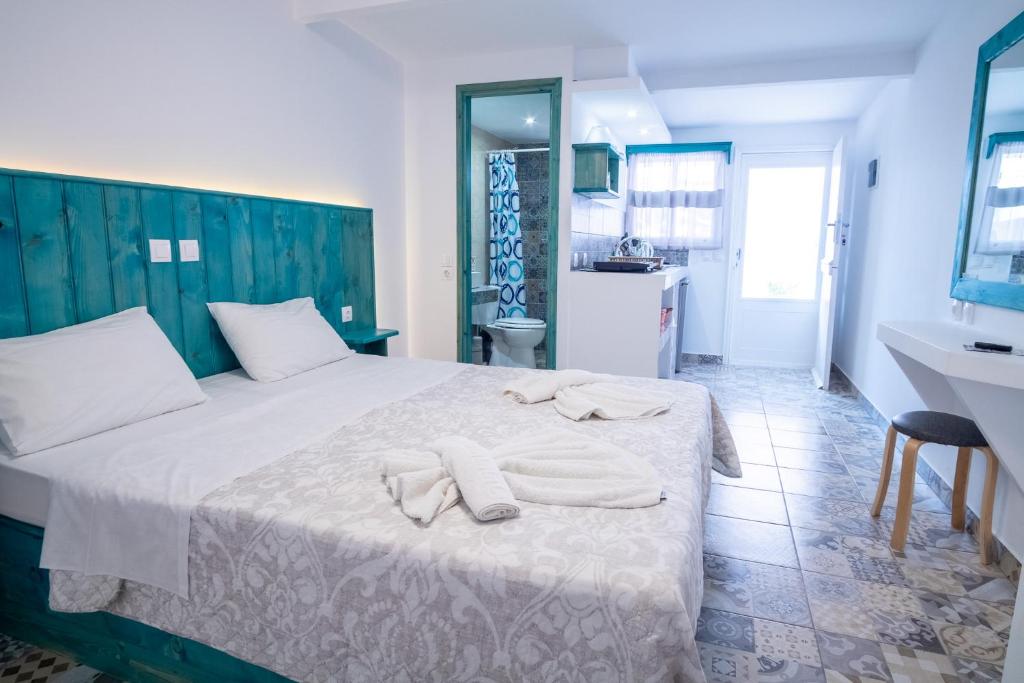 Postel nebo postele na pokoji v ubytování Ta Kymata Karpathos